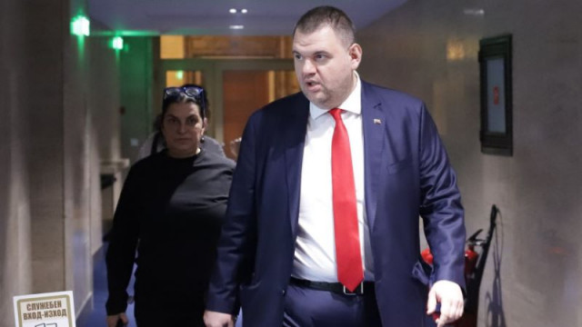 Президентът Румен Радев обслужва чужди а не националните български интереси